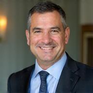 Foto circular del CEO de Vetra Capital Advisors